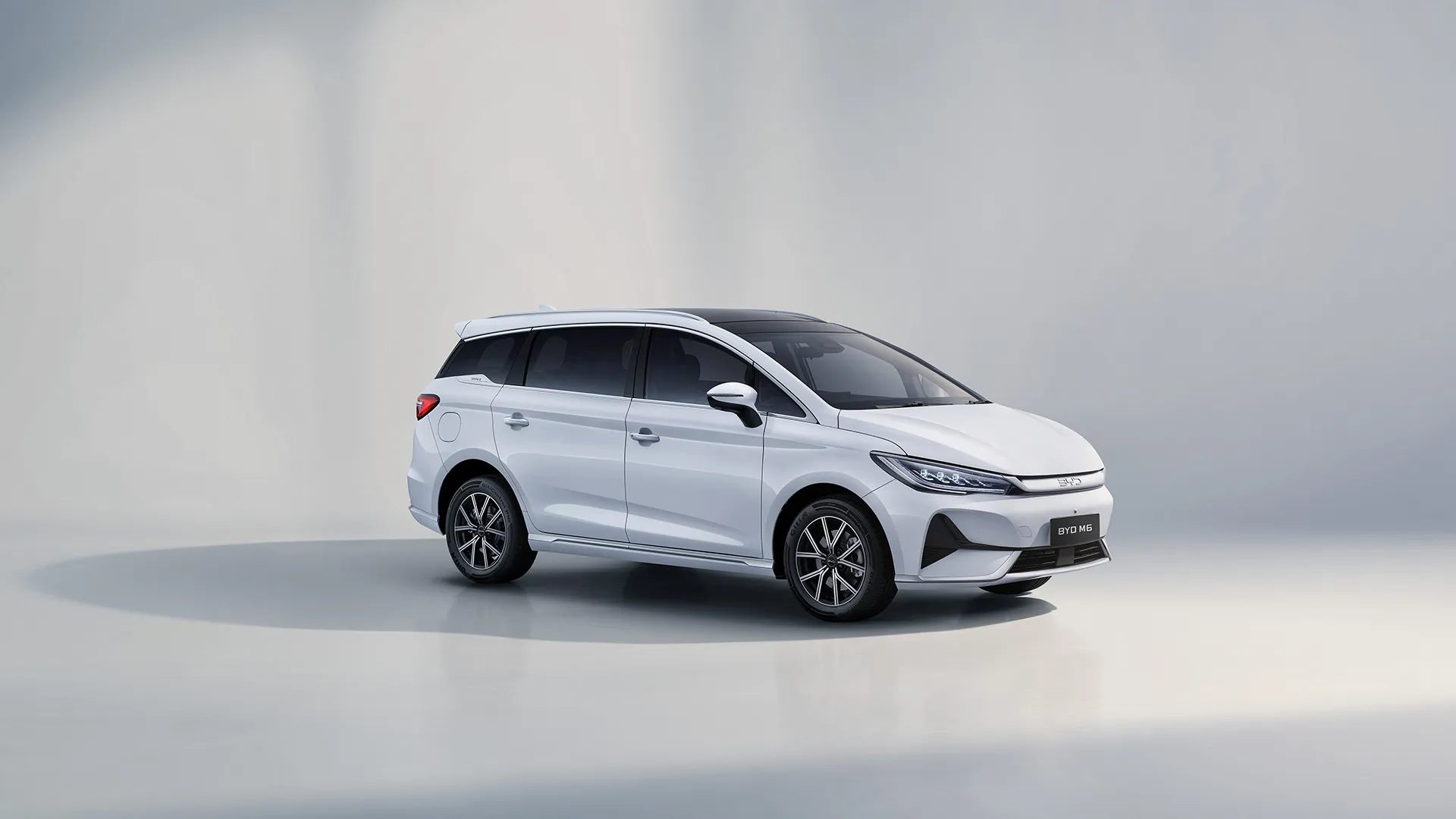 BYD M6 toàn cảnh - MPV điện với công nghệ Blade Battery